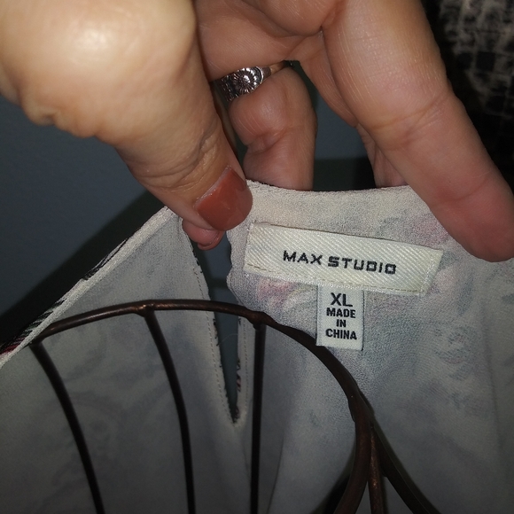 Ladies Max Studios floral sleeveless blouse - Picture 4 of 4